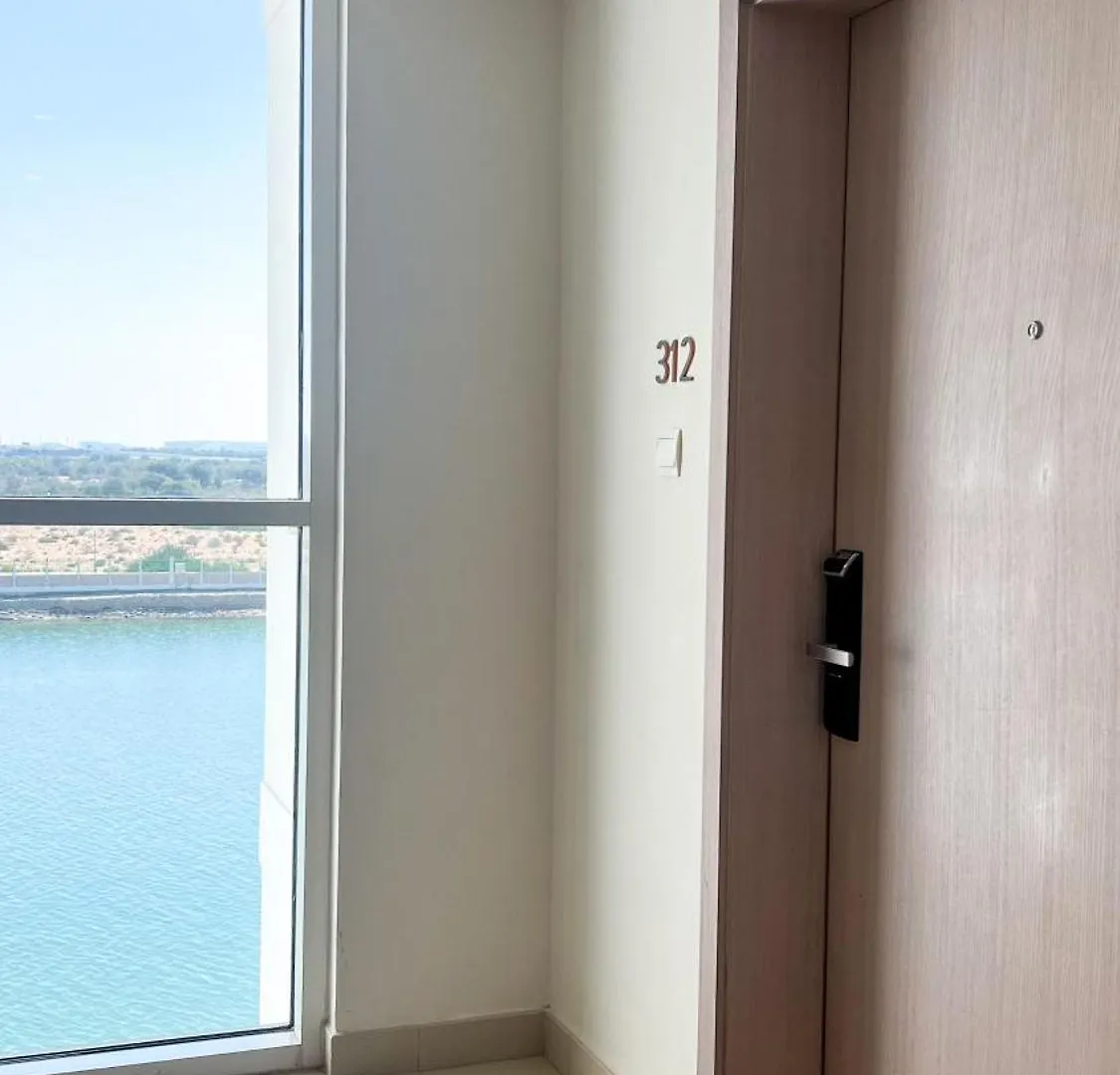 Canal View 3 Bedroom Holiday Home With Balcony Abu Dabi
